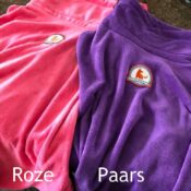 Roze en paarse badjas hond hondenbadjas premium kleuren chillcoat superfurdogs