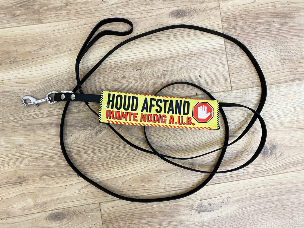 Waarschuwingssleeve afstand houden gele waarschuwing hond op afstand houden niet aaien sleeve yellow dog project de gele hond