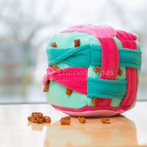 Handgemaakte Snuffelcube voor hond elke kant met voertjes